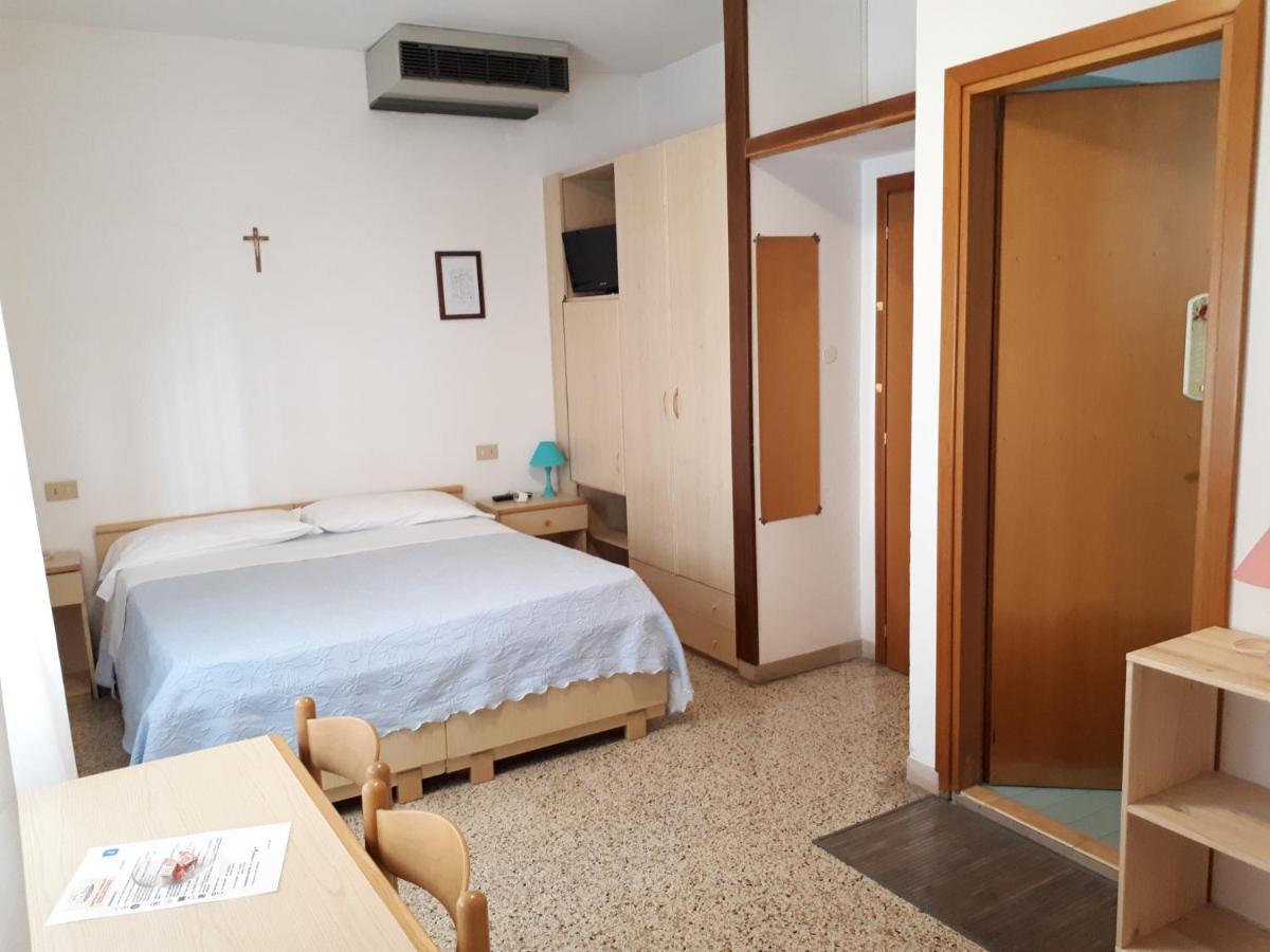 Hotel Villa Dina Lido di Jesolo Bagian luar foto
