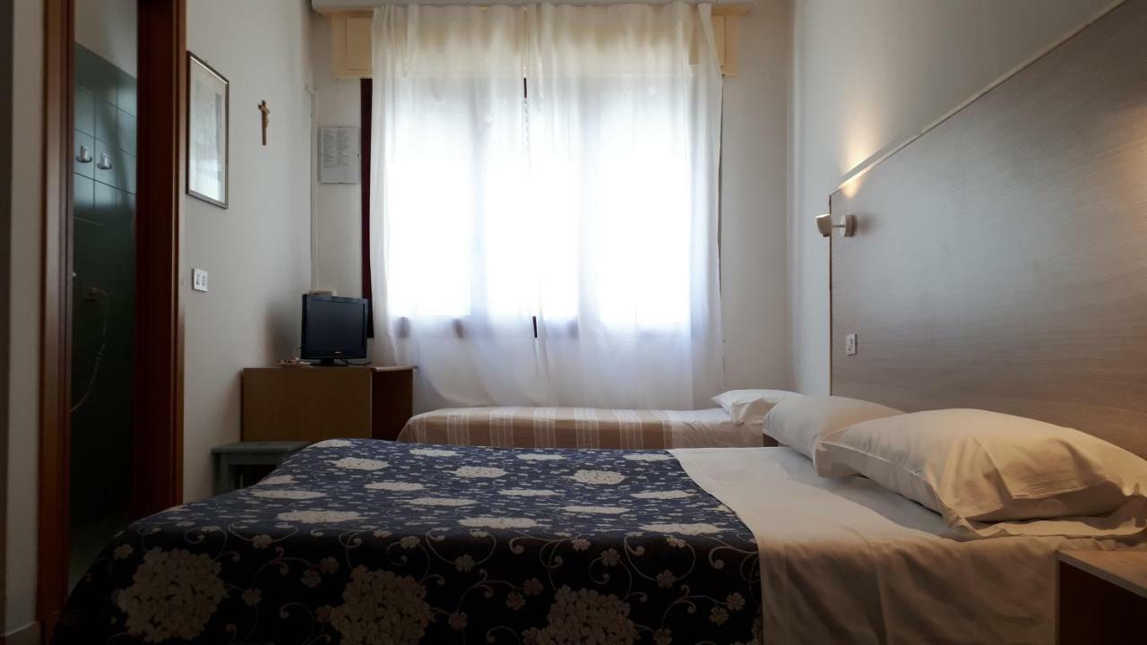 Hotel Villa Dina Lido di Jesolo Bagian luar foto