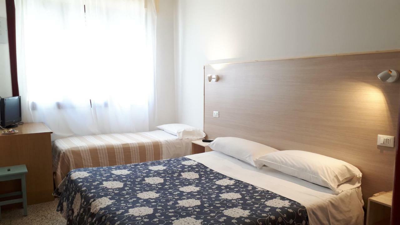 Hotel Villa Dina Lido di Jesolo Bagian luar foto