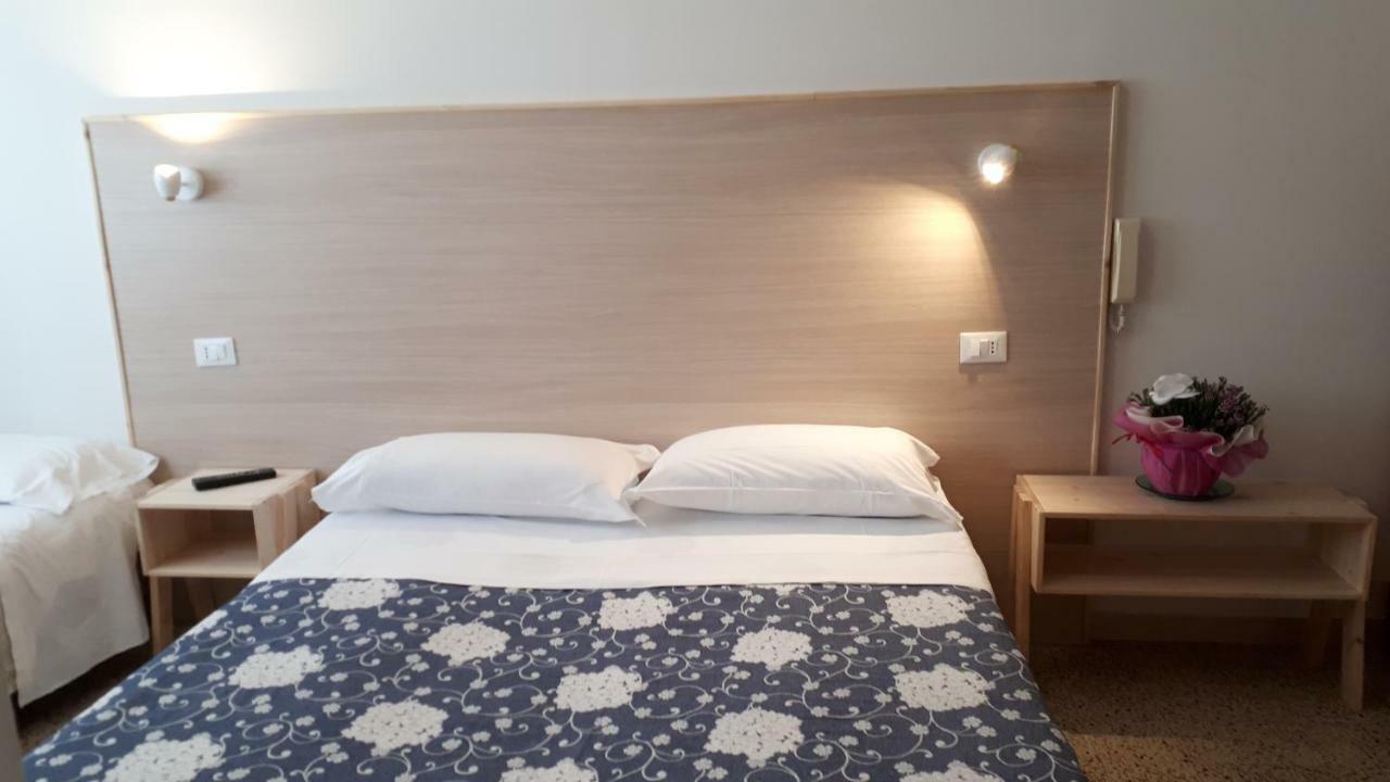 Hotel Villa Dina Lido di Jesolo Bagian luar foto