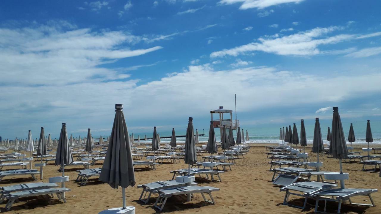 Hotel Villa Dina Lido di Jesolo Bagian luar foto