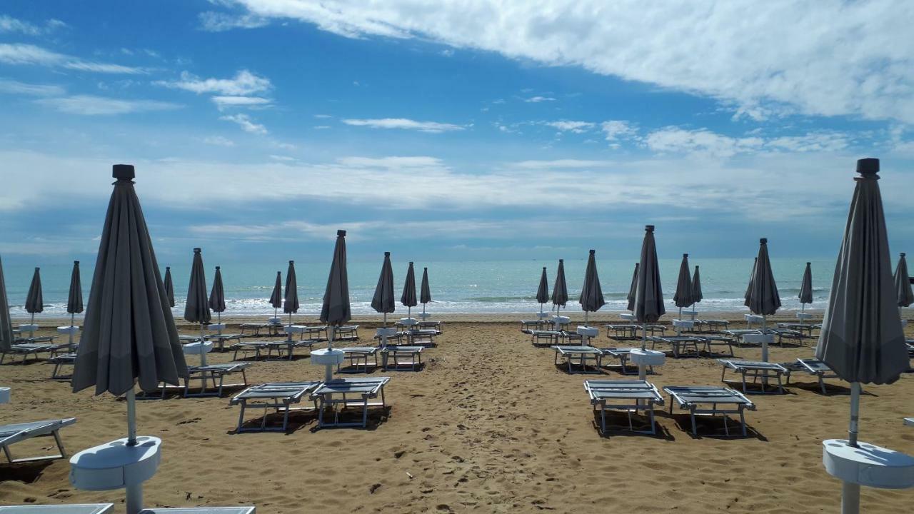 Hotel Villa Dina Lido di Jesolo Bagian luar foto
