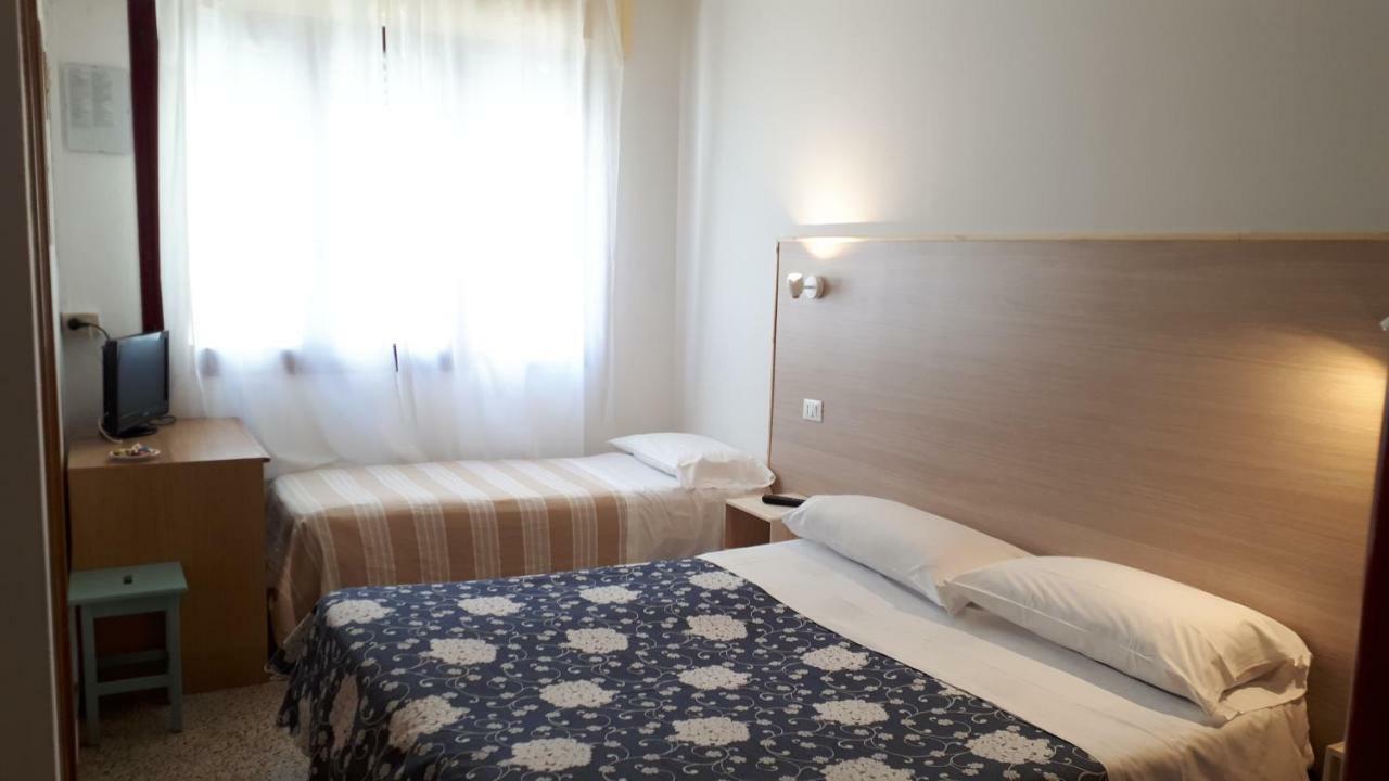 Hotel Villa Dina Lido di Jesolo Bagian luar foto